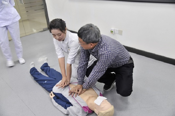 1562934721992011853.jpg 7 评审专家现场学习CPR术.jpg