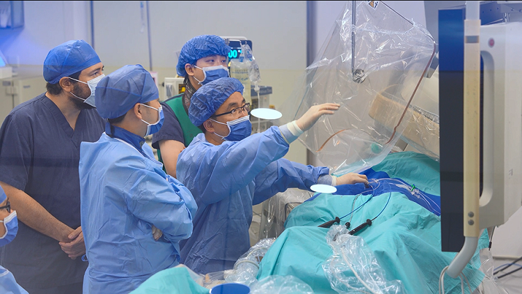 1703123213658254.png 心苗-学员Viet 学员Ricardo 观摩手术.png